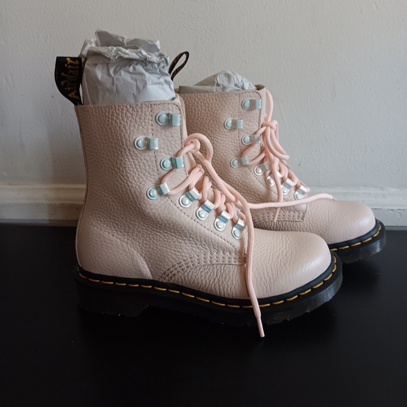 Dr. Martens 1460 Pascal In The Color “Shell Pink Milled Nappa”. Size 5 - Picture 2 of 8